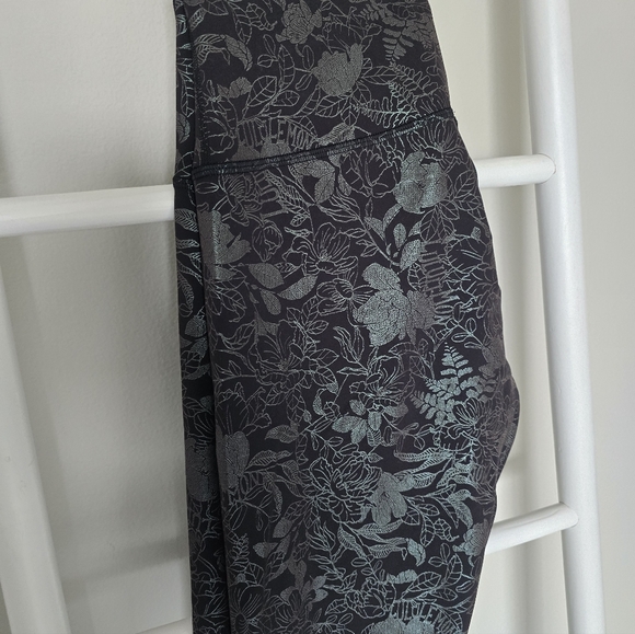 EUC Lululemon Wunder Under HighRise In Flourish Black Iridescent Foil 25" Size 6 - Picture 10 of 10